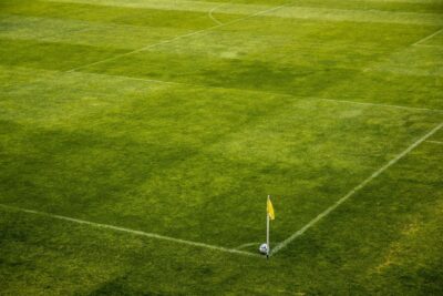 Pelouse et tribunes d'un stade de football