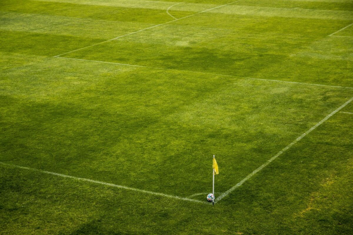 Pelouse et tribunes d'un stade de football