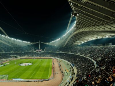 Stade de football comble sous les projecteurs un soir de match