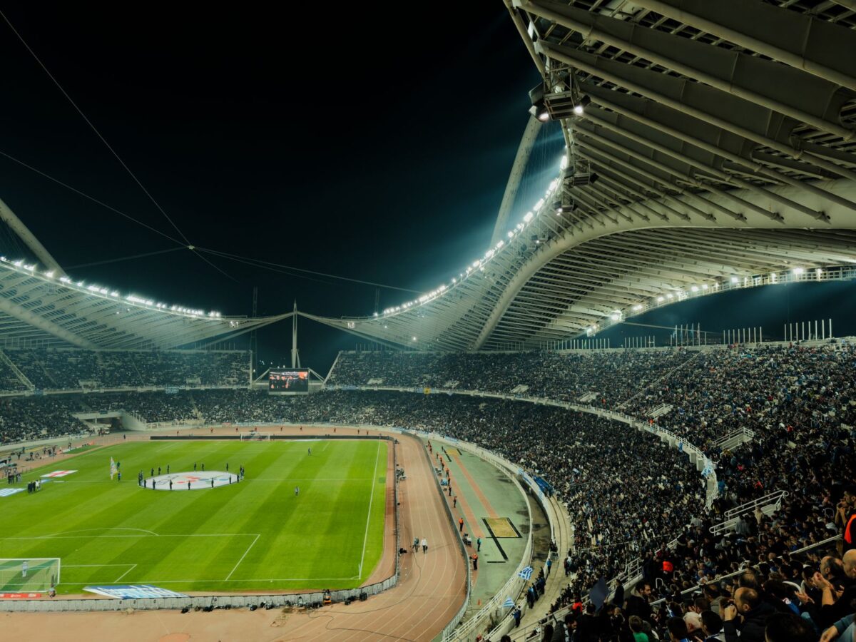 Stade de football comble sous les projecteurs un soir de match
