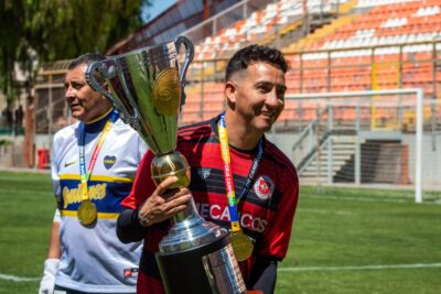 Deux joueurs de football célèbrent avec un trophée sur la pelouse
