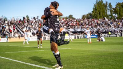 Deux footballeurs célèbrent un but pendant un match