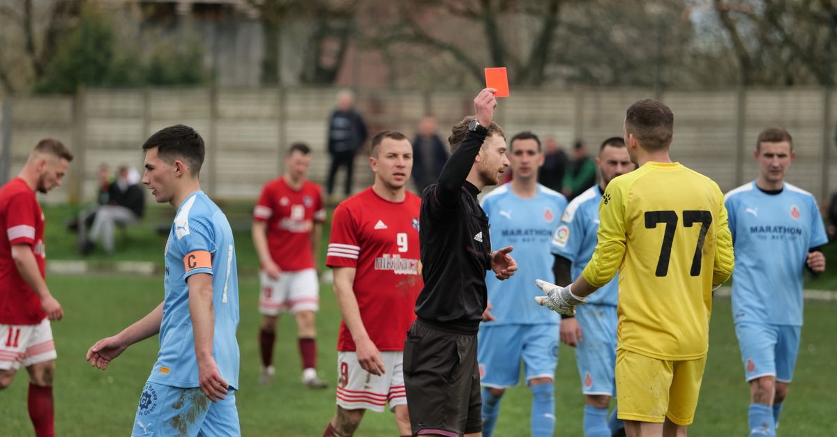 Arbitre de football brandissant un carton rouge (photo d illustration Pexels)